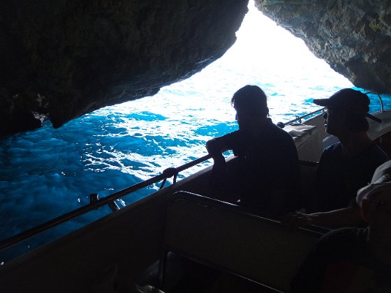 38-nejdříve jsme vpluli do Azurové jeskyně. Voda tu měla opravdu nádhernou barvu